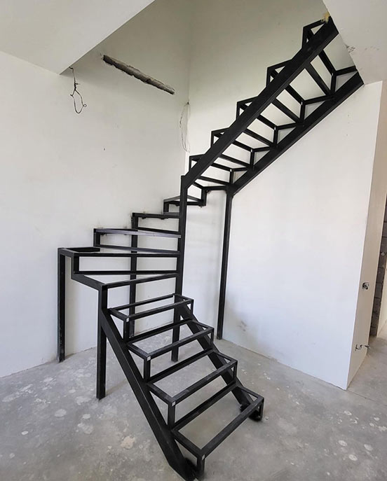 Каркас лестницы с забежными ступенями