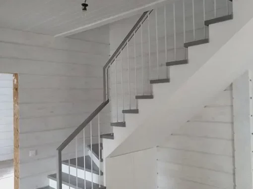 Закрытая лестница на металлокаркасе с деревянными ступенями