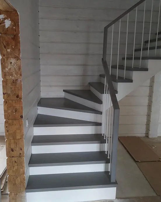 Закрытая лестница на металлокаркасе