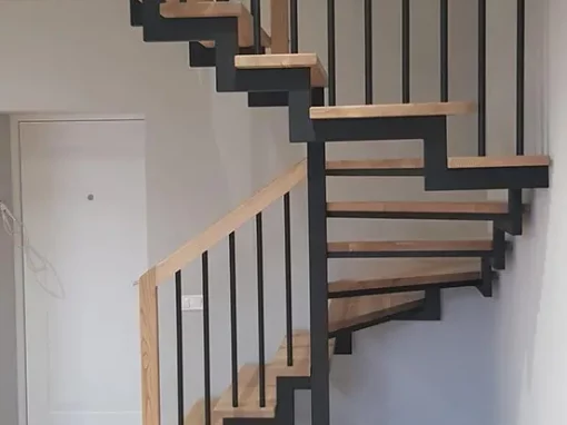 Металлическая лестница со ступенями из ясеня