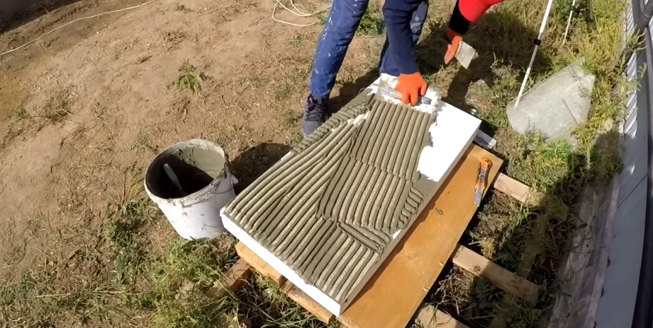 Нанесение клея на плиту утеплителя методом маяков и лепёшек.