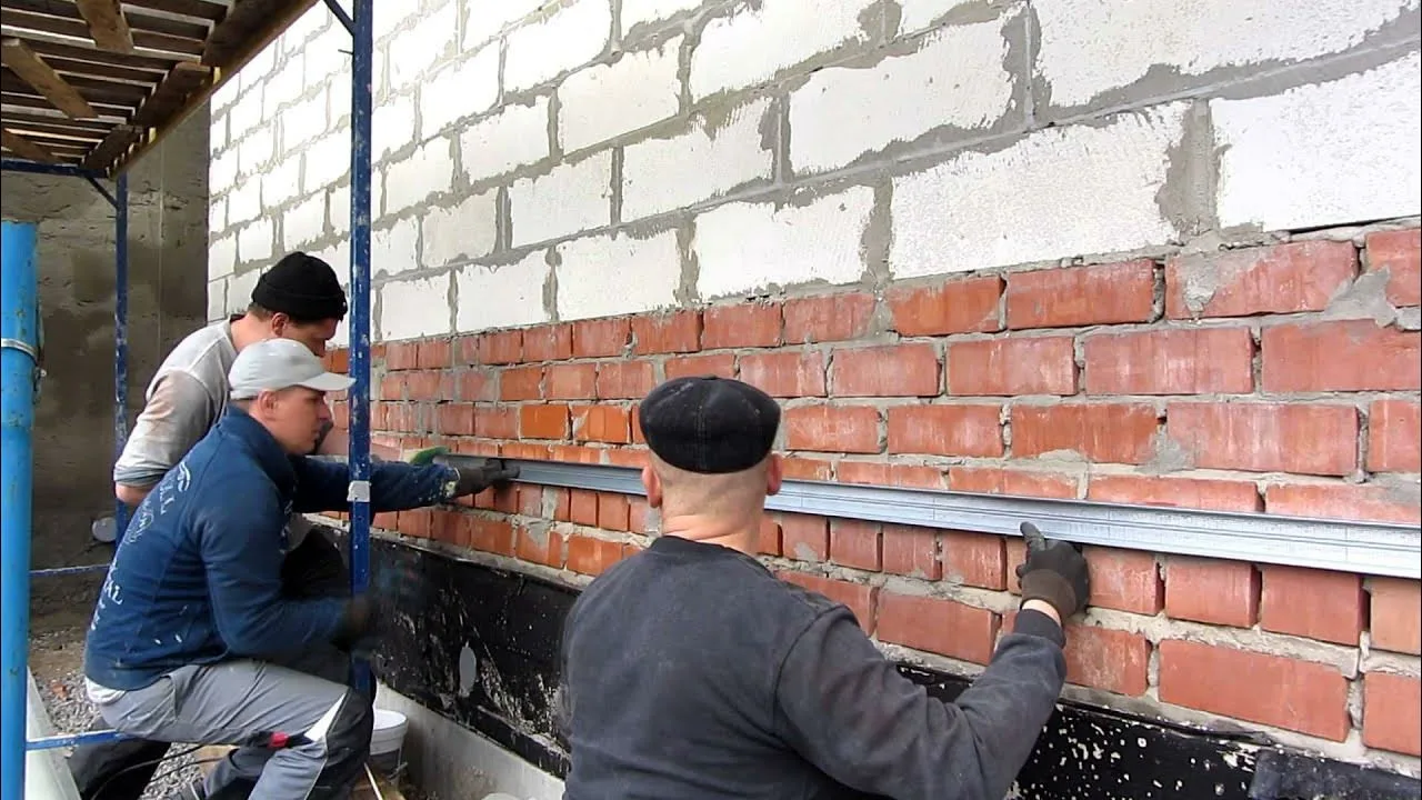 Процесс установки стартового профиля по отбитой лазерным уровнем линии.